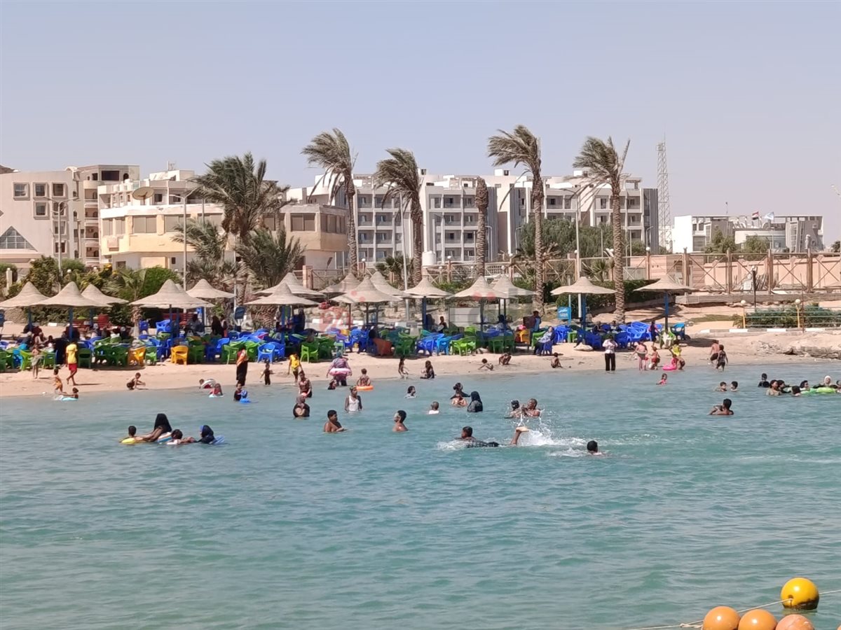 إقبال على شواطئ الغردقة 