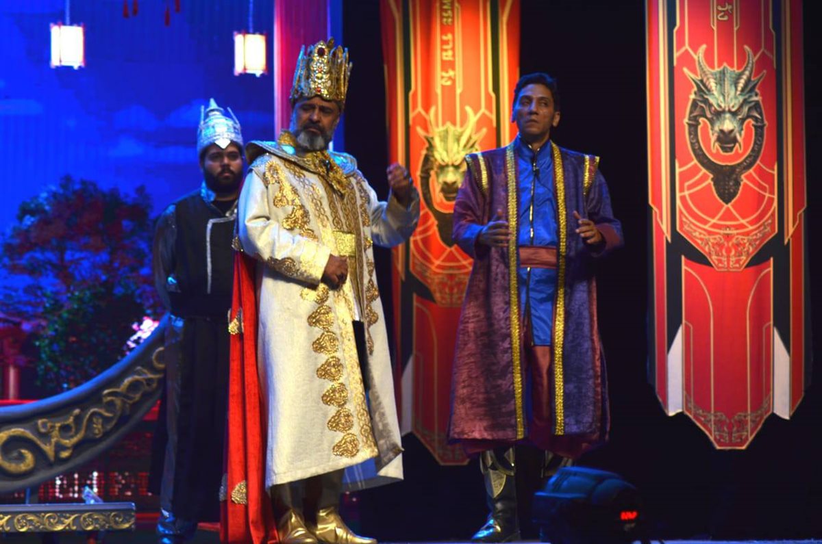 لقطات من العرض المسرحي الملك وأنا لـ لقاء الخميسي على مسرح البالون