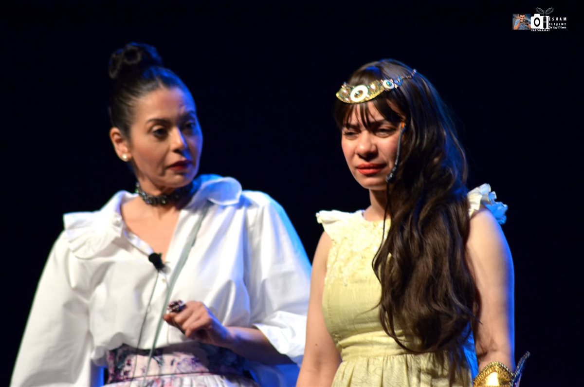 لقطات من العرض المسرحي الملك وأنا لـ لقاء الخميسي على مسرح البالون