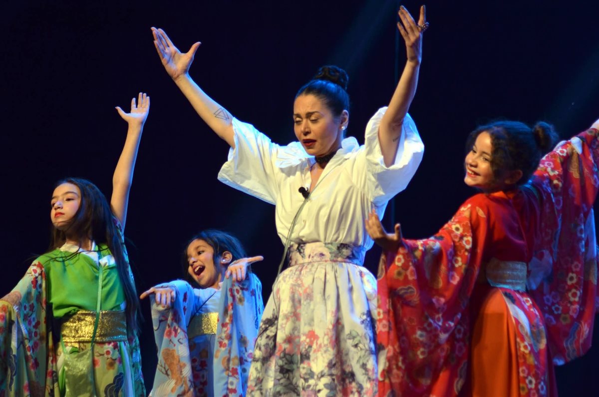 لقطات من العرض المسرحي الملك وأنا لـ لقاء الخميسي على مسرح البالون