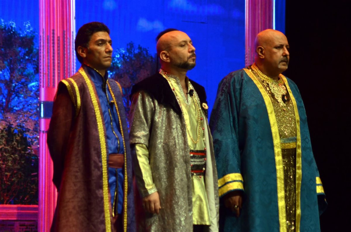 لقطات من العرض المسرحي الملك وأنا لـ لقاء الخميسي على مسرح البالون