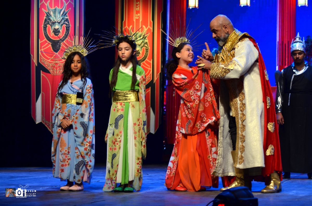 لقطات من العرض المسرحي الملك وأنا لـ لقاء الخميسي على مسرح البالون