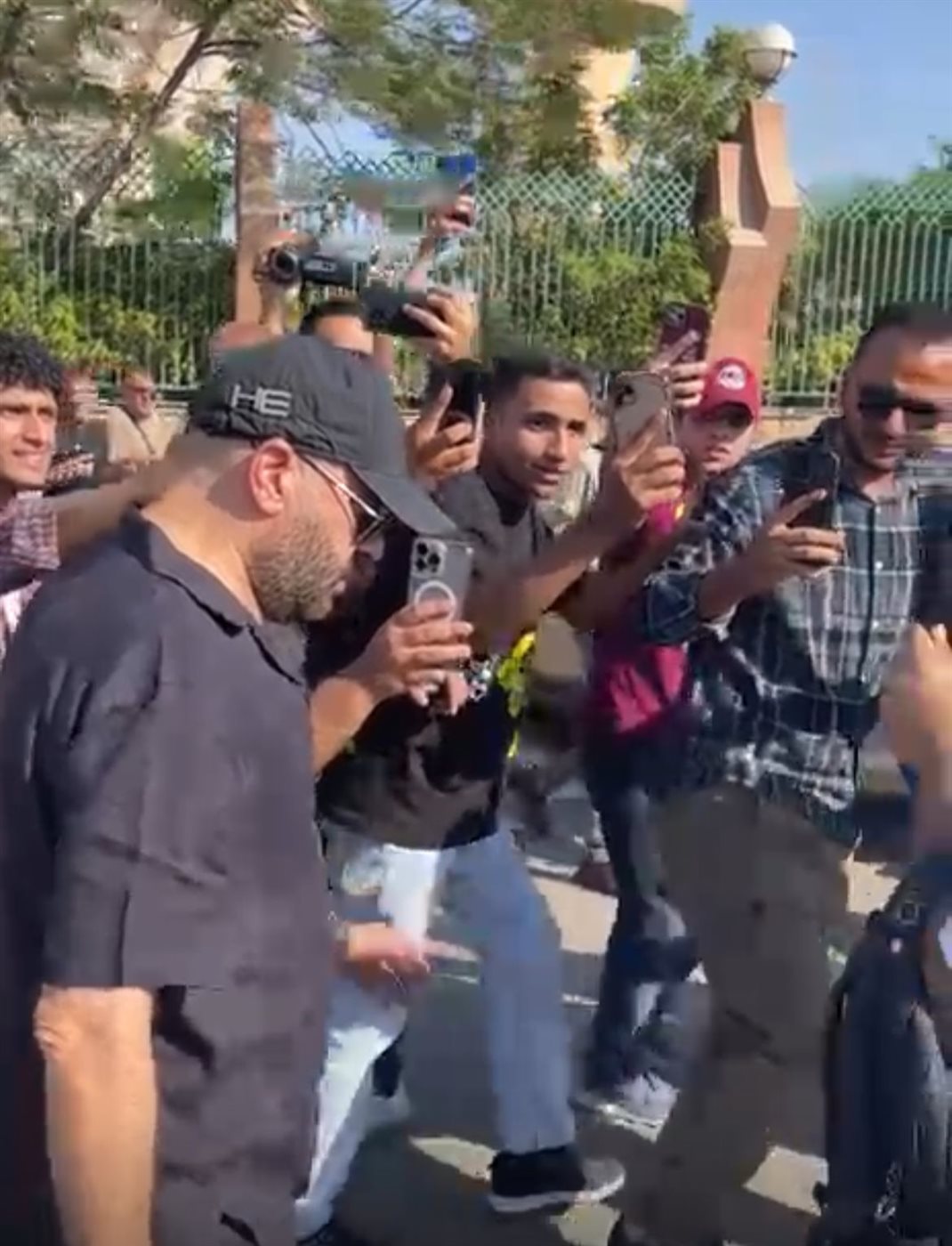 محمد سعد يشارك في جنازة سامح عبد العزيز لإلقاء نظرة الوداع على رفيق الرحلة