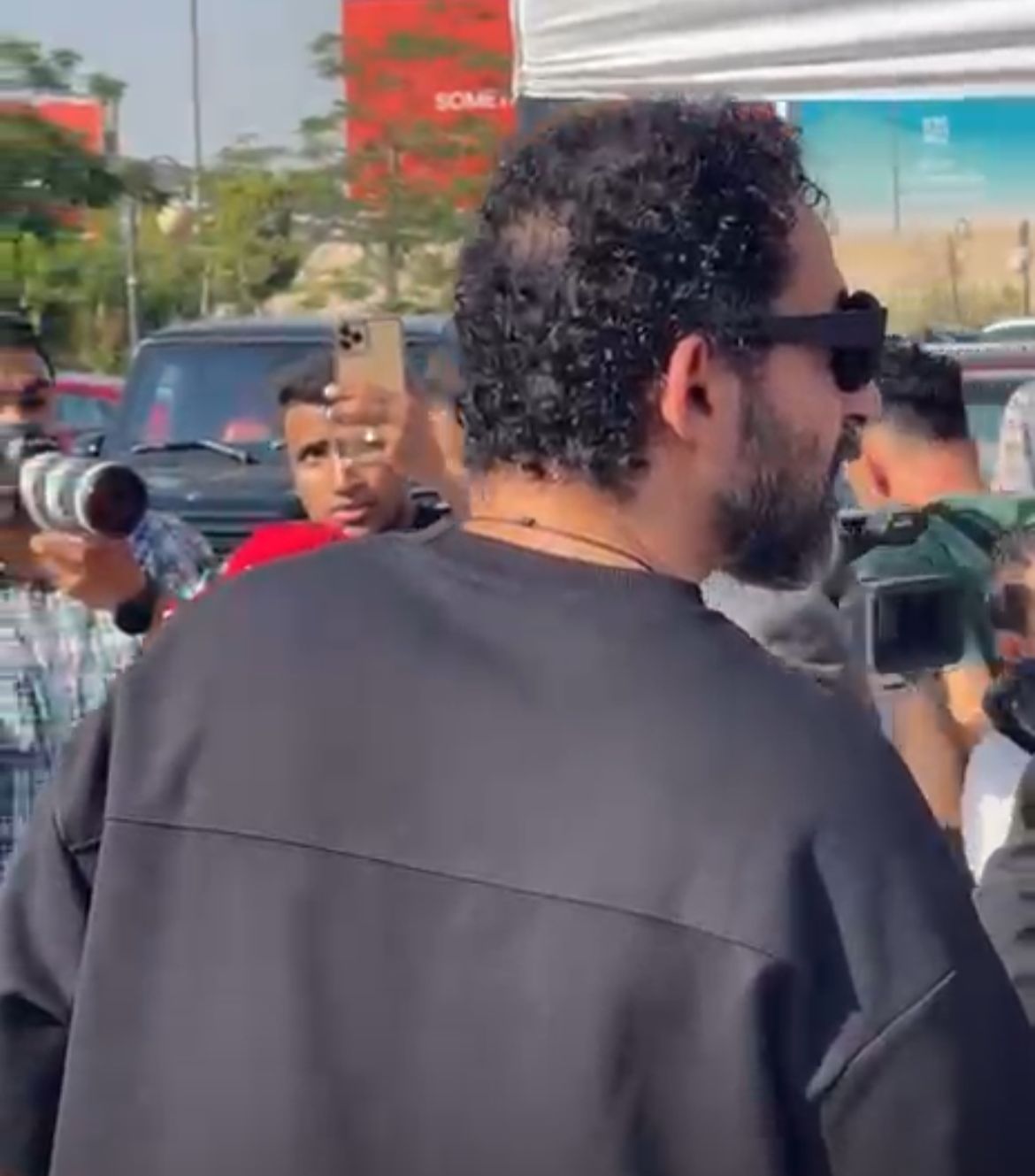 الصدمة تسيطر على أحمد حلمي في جنازة صديقه المخرج سامح عبد العزيز