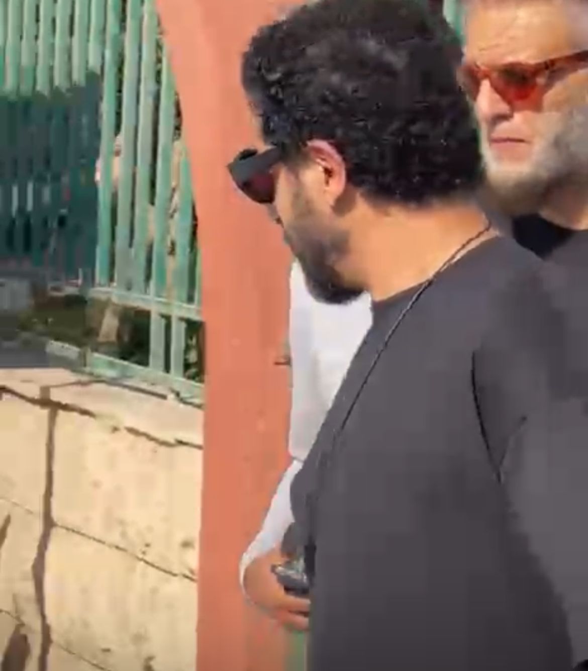 الصدمة تسيطر على أحمد حلمي في جنازة صديقه المخرج سامح عبد العزيز