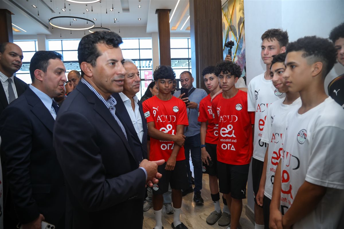 وزير الرياضة يزور معسكر منتخب 17 سنة للاطمئنان على استعداداته لكأس العالم