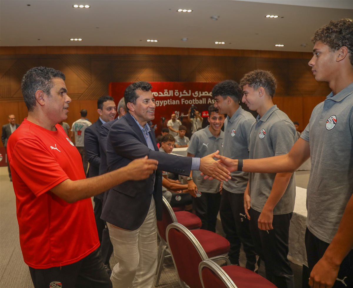 وزير الرياضة يزور معسكر منتخب 17 سنة للاطمئنان على استعداداته لكأس العالم