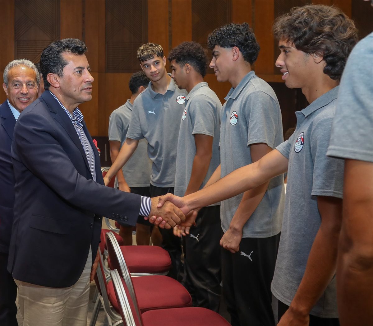 وزير الرياضة يزور معسكر منتخب 17 سنة للاطمئنان على استعداداته لكأس العالم