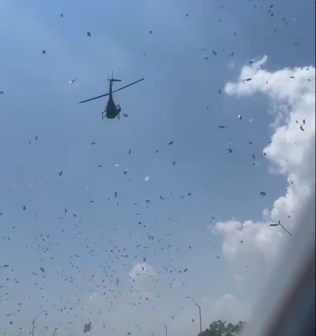 طائرة تلقي دولارات على جنازة رجل أمريكي