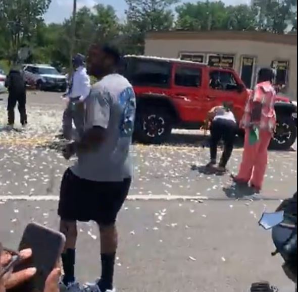 طائرة تلقي دولارات على جنازة رجل أمريكي