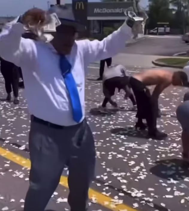 طائرة تلقي دولارات على جنازة رجل أمريكي