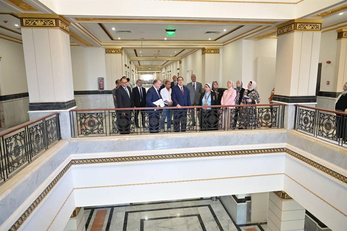 جولة رئيس جامعة القاهرة بالجامعة الأهلية