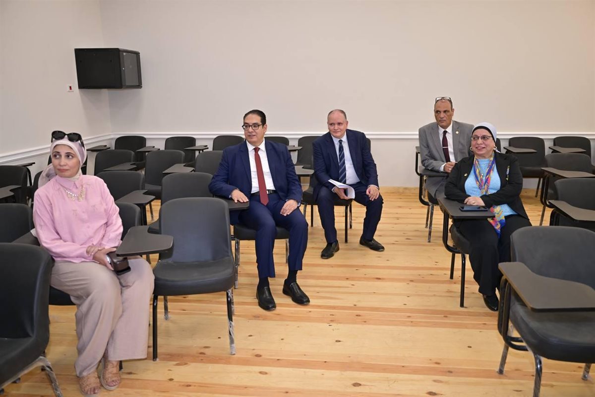 جولة رئيس جامعة القاهرة بالجامعة الأهلية