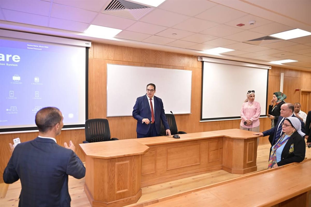 جولة رئيس جامعة القاهرة بالجامعة الأهلية