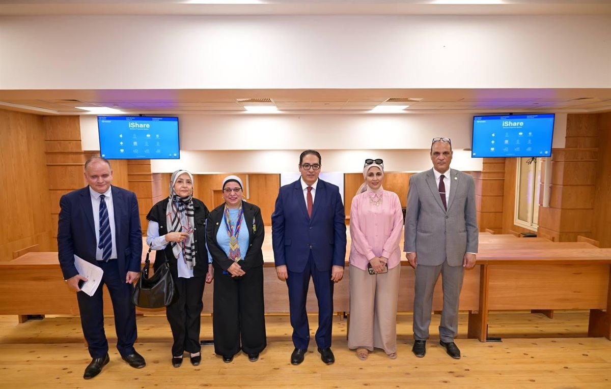 جولة رئيس جامعة القاهرة بالجامعة الأهلية