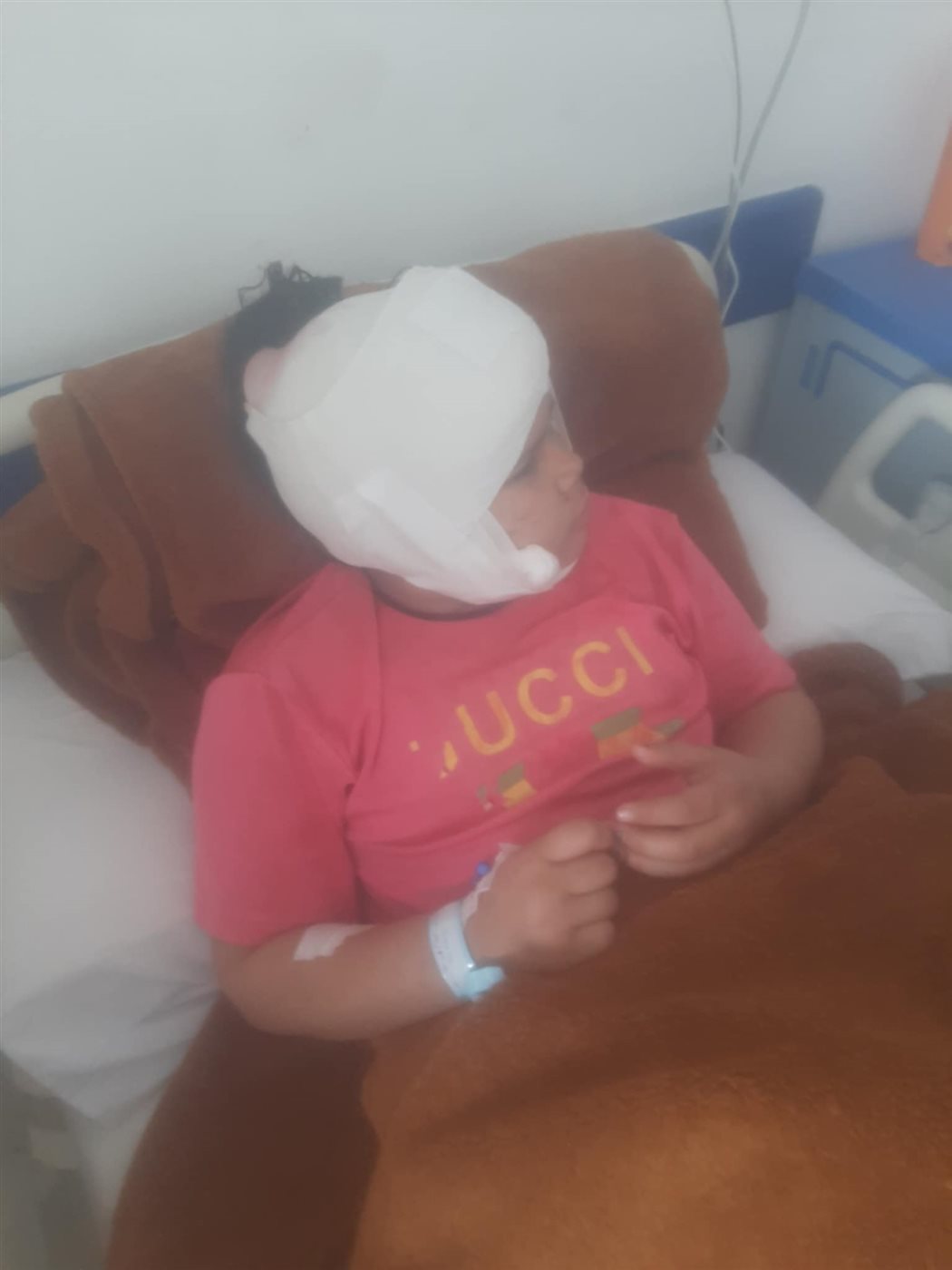 فلسطيني ناجٍ من مجزرة غزة يستغيث لتلقي العلاج