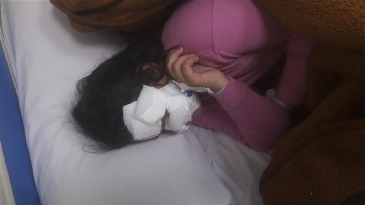 فلسطيني ناجٍ من مجزرة غزة يستغيث لتلقي العلاج