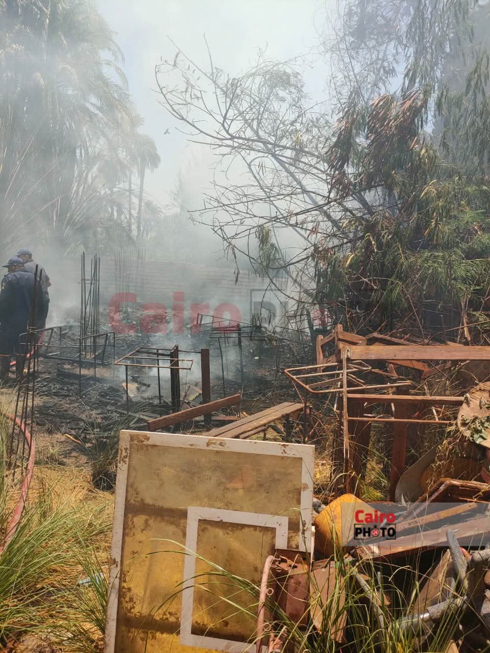 صور من حريق مقاعد مدرسية في قنا