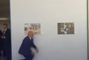 رئيس الوزراء الألباني يجثو على ركبتيه أمام رئيسة الوزراء الإيطالية