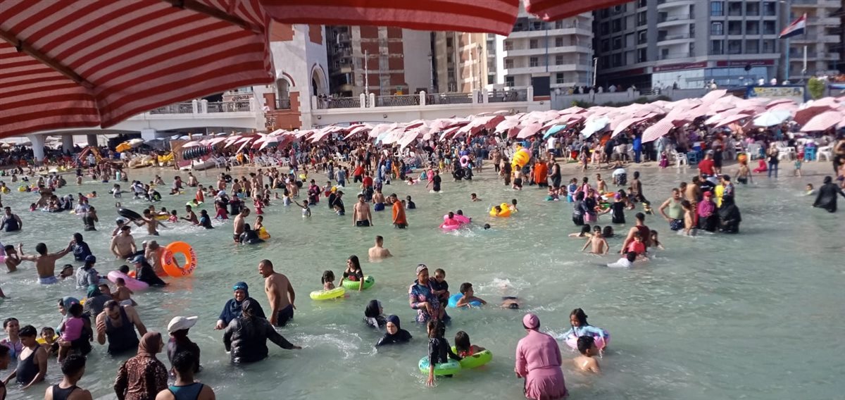 اكتمال نسب الإشغال بشواطئ الإسكندرية 