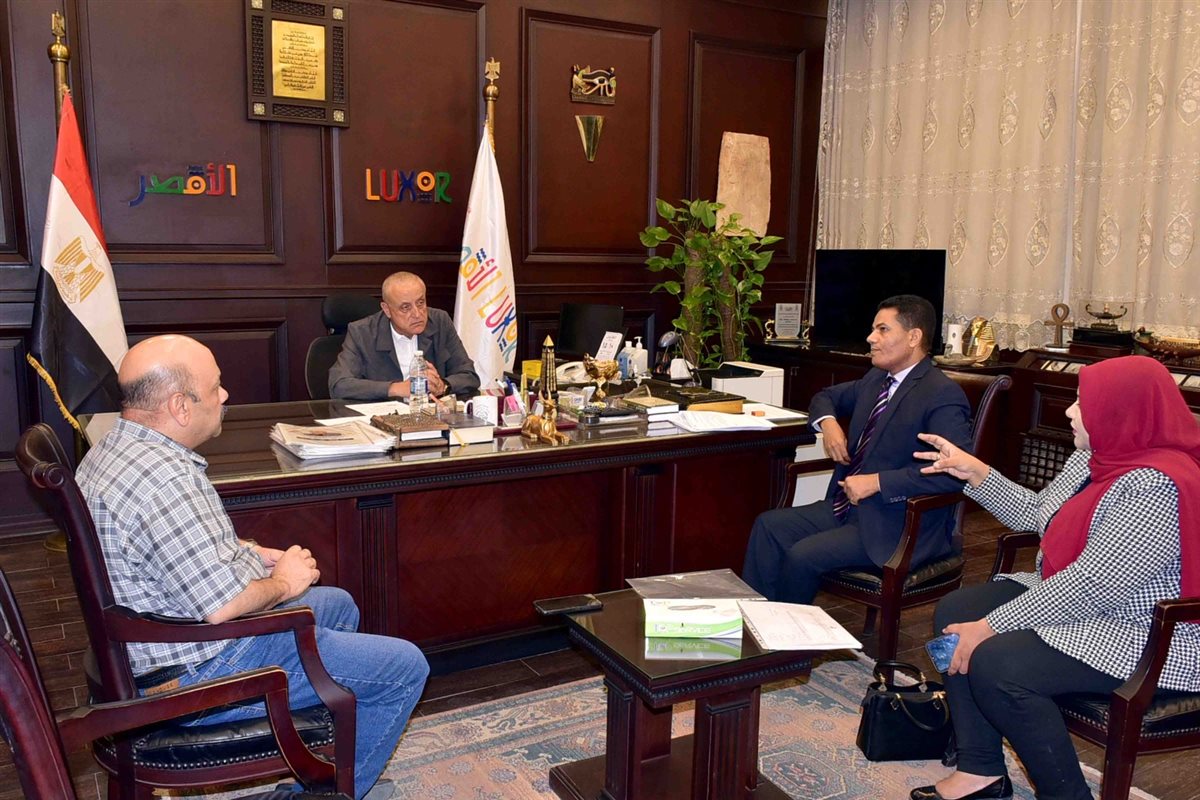 محافظ الأقصر ووكيل وزارة الصحة