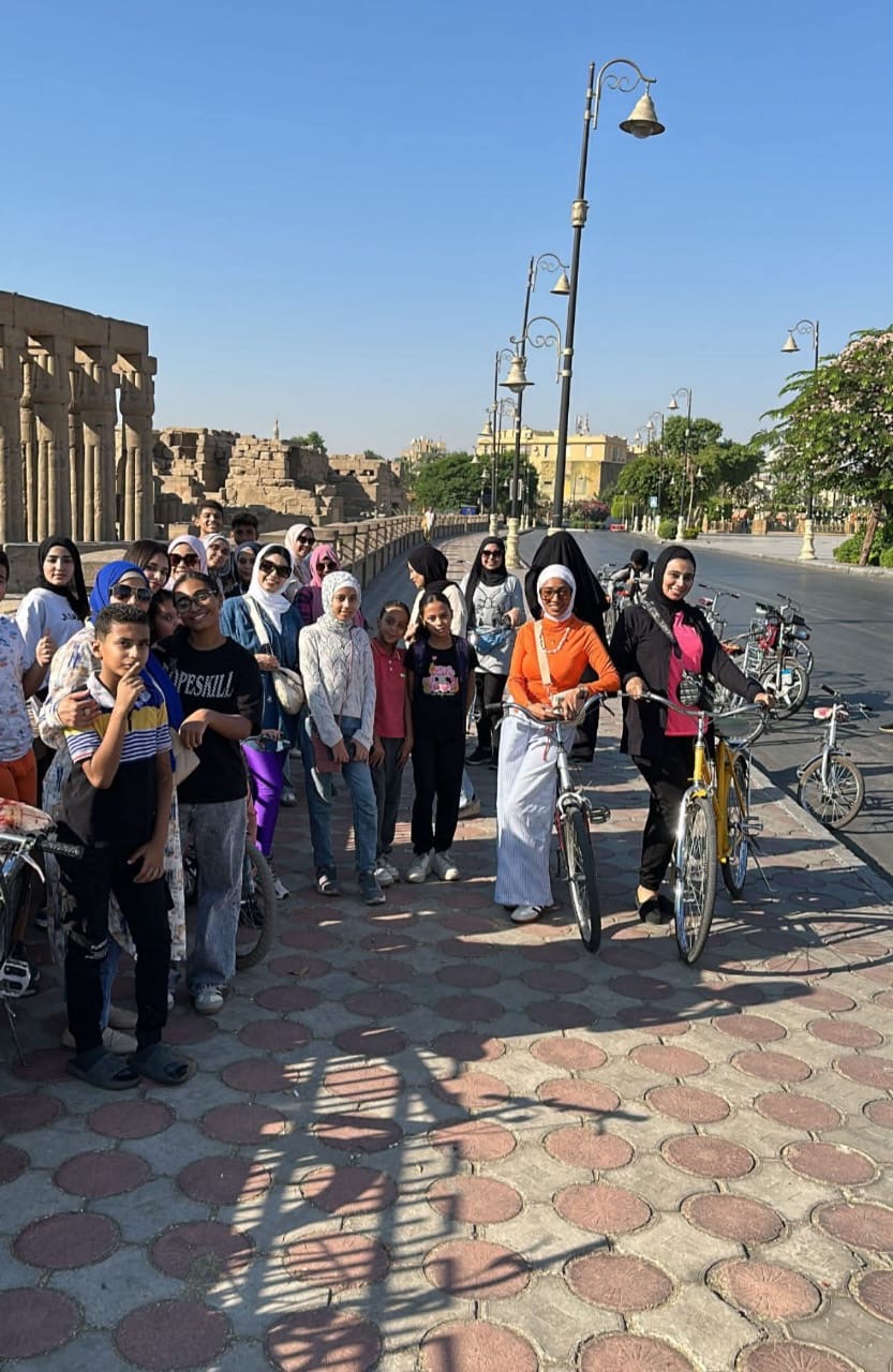 فتيات الأقصر بالدراجات في شوارعها 