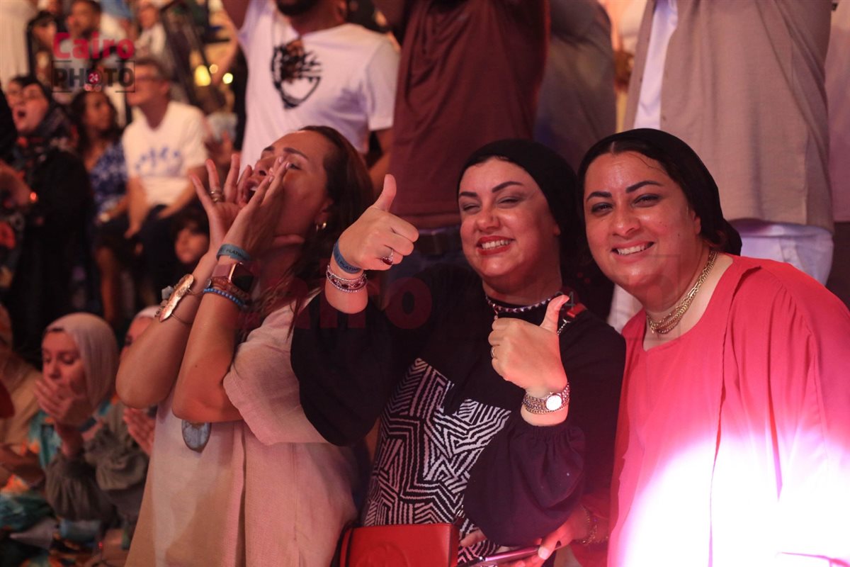 <strong>إيهاب توفيق يتألق في افتتاح مهرجان المسرح الروماني</strong>