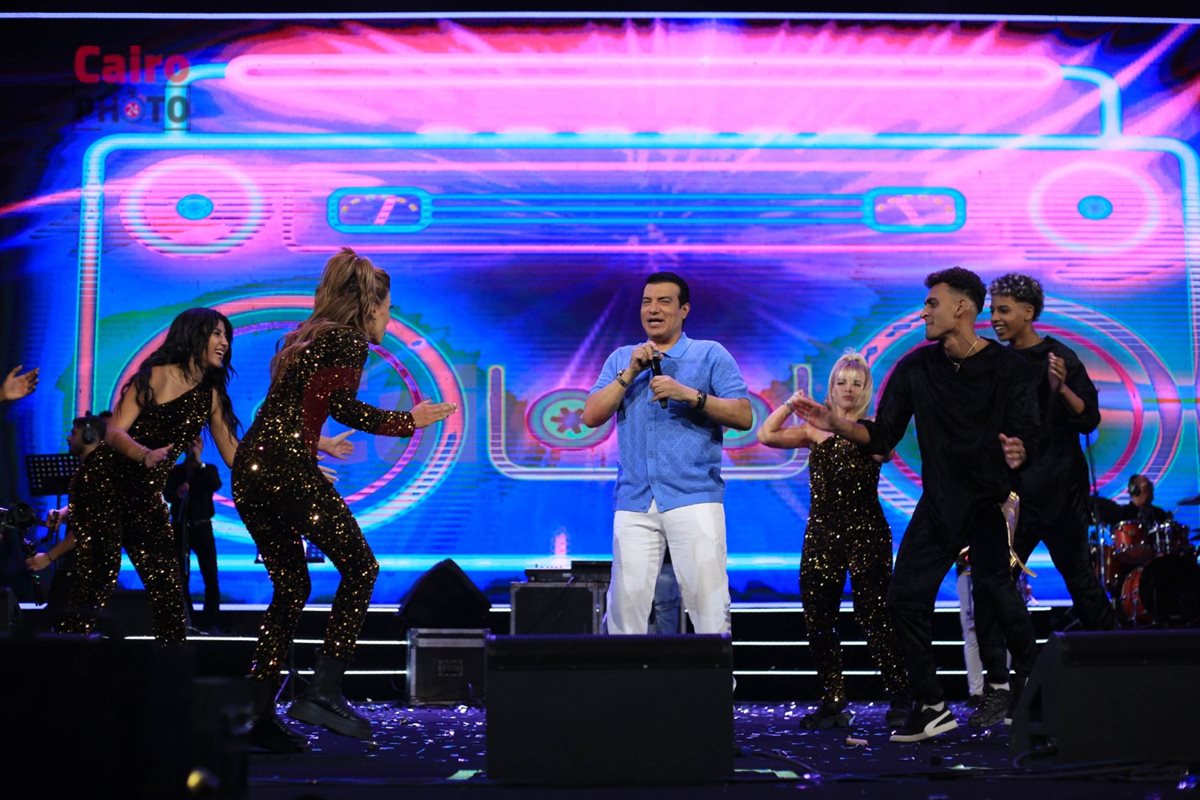 <strong>إيهاب توفيق يتألق في افتتاح مهرجان المسرح الروماني</strong>