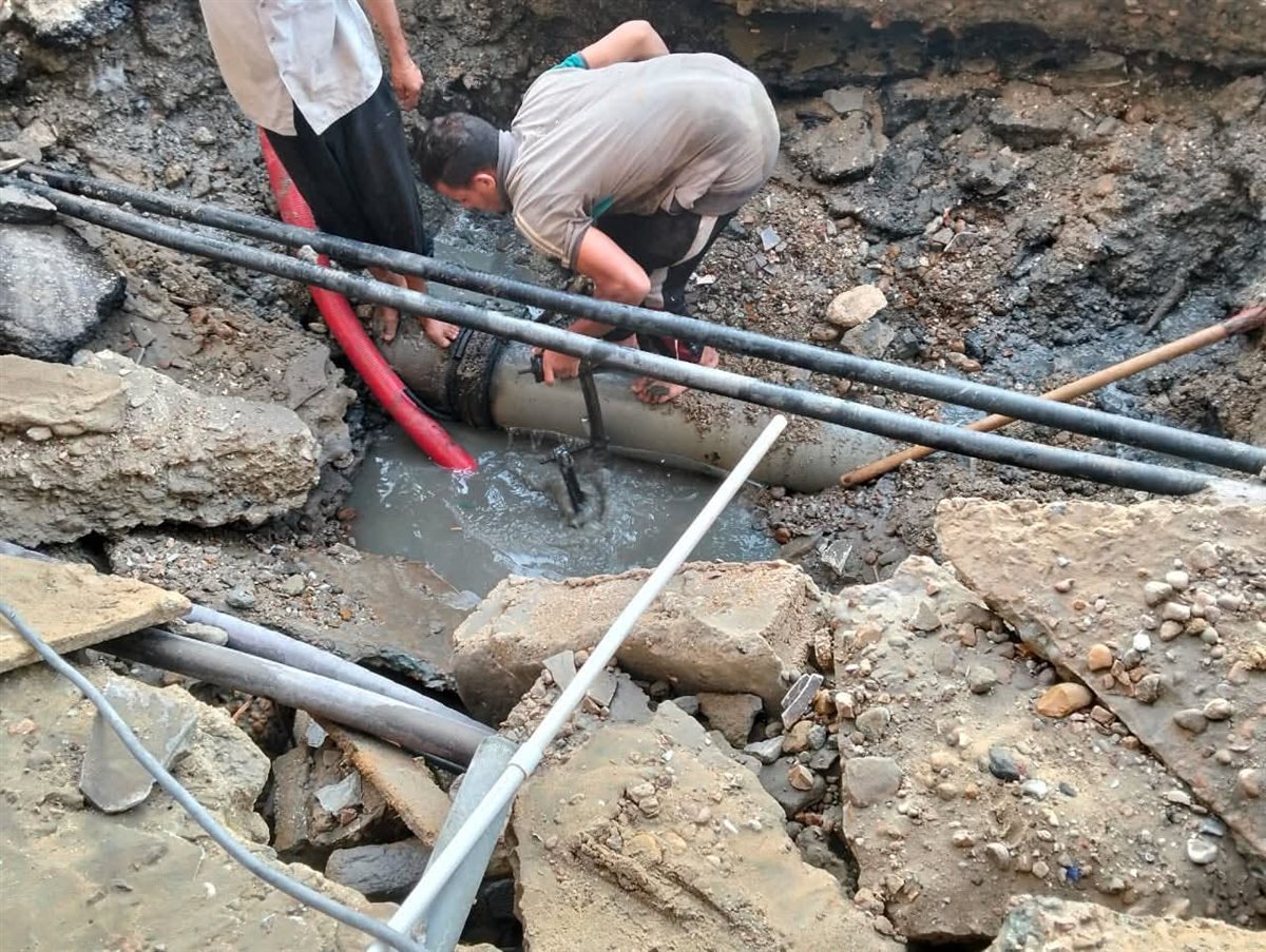 إصلاح كسر مفاجئ بماسورة مياه بحي الضواحي ببورسعيد