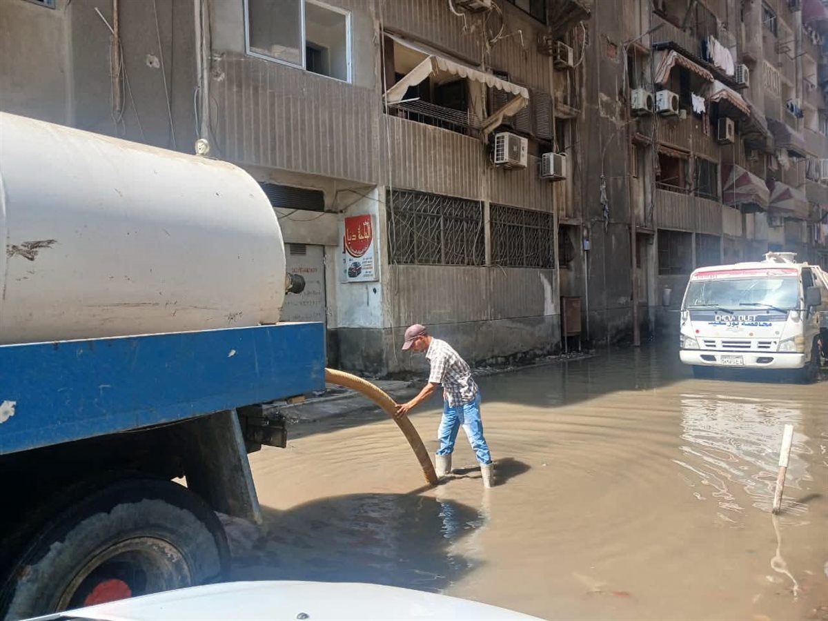 إصلاح كسر مفاجئ بماسورة مياه بحي الضواحي ببورسعيد