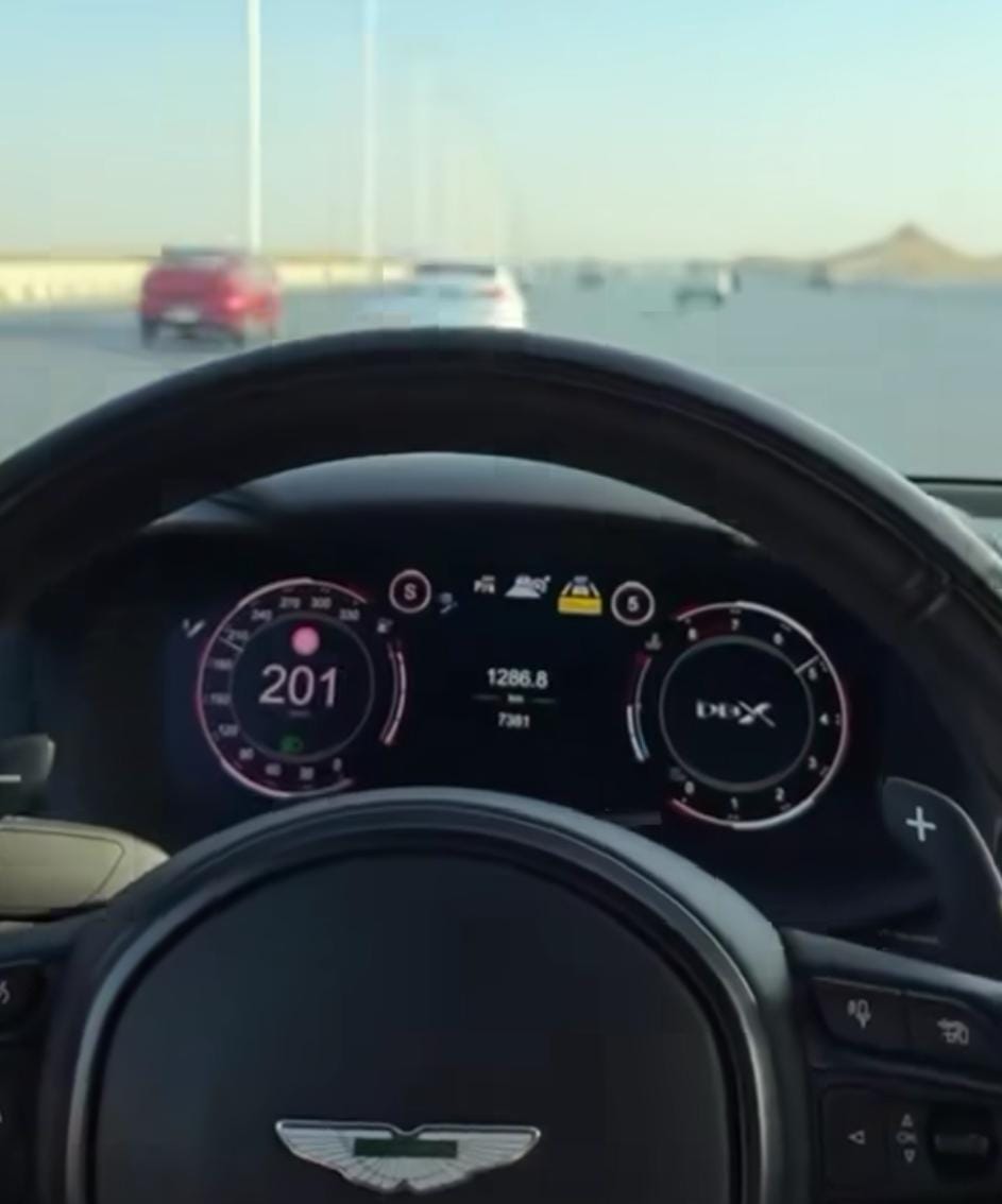 عداد سرعة سيارة البلوجر وهو يسجل تجاوز السرعة القانونية 