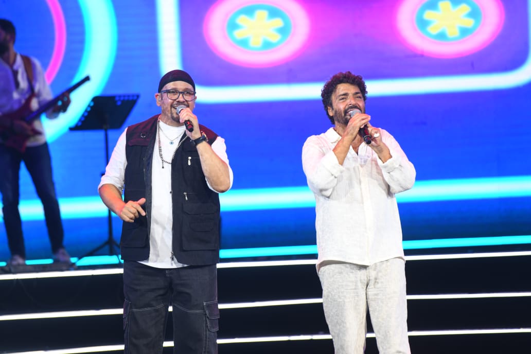 برعاية القاهرة 24.. وليد منصور يعيد للمسرح الروماني قوته بحفل استثنائي كامل العدد لنجوم التسعينيات