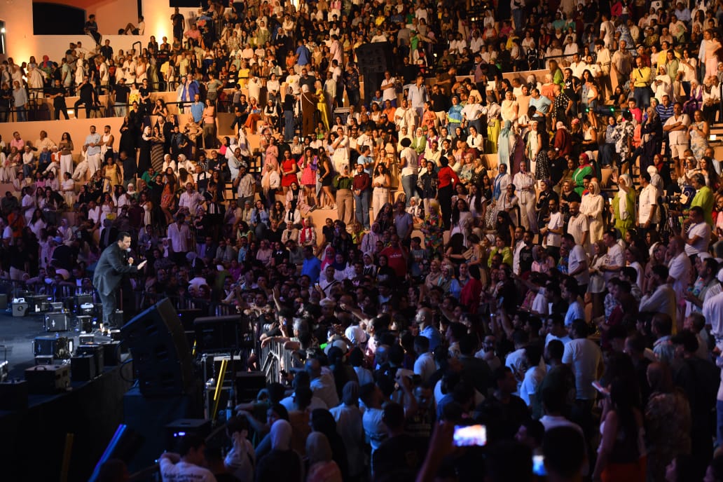 برعاية القاهرة 24.. وليد منصور يعيد للمسرح الروماني قوته بحفل استثنائي كامل العدد لنجوم التسعينيات