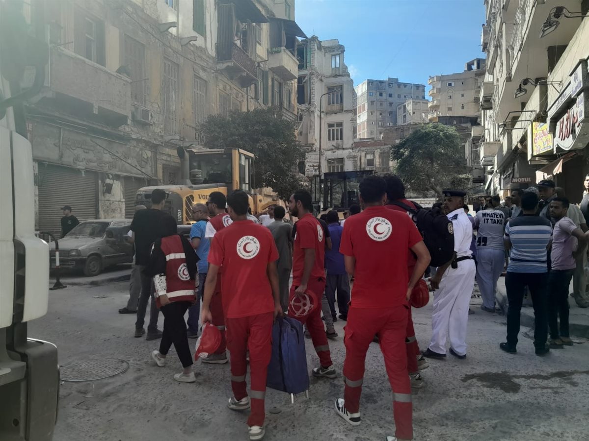 فرق الهلال الأحمر المصري بموقع الحادث