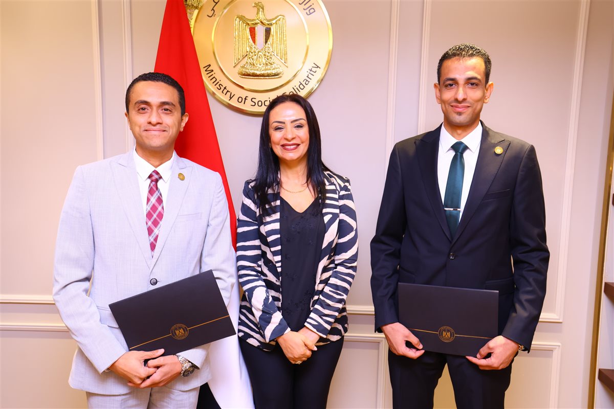 وزيرة التضامن تكرم الإدارة العامة للاتصال السياسي والشؤون البرلمانية