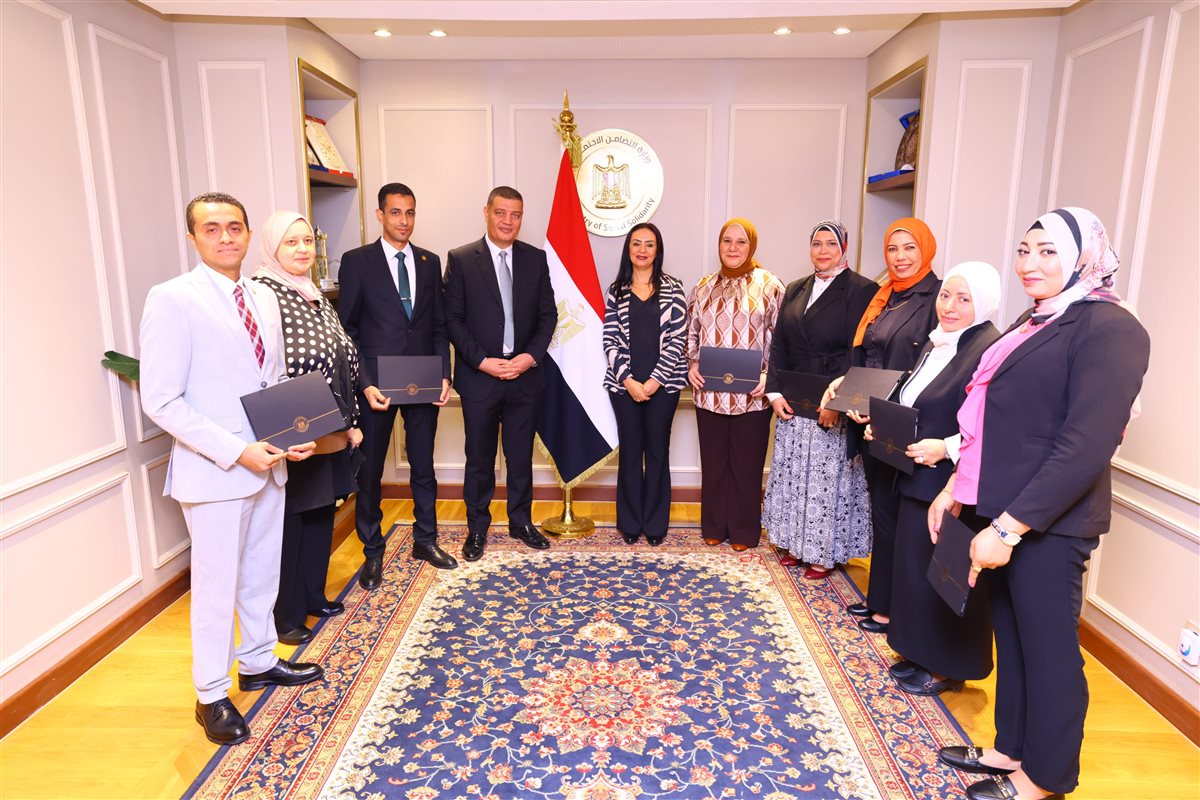 وزيرة التضامن تكرم الإدارة العامة للاتصال السياسي والشؤون البرلمانية