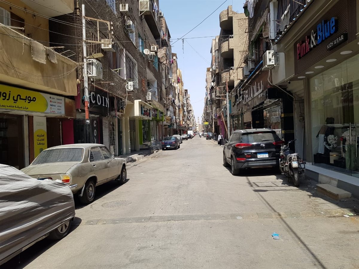 اكبر شارع تجاري في الاقصر فاضي من الحر&nbsp;