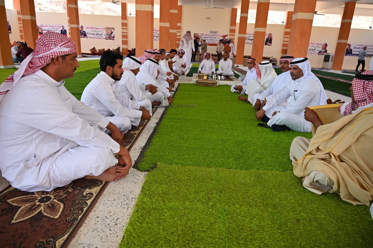 محافظ جنوب سيناء يلتقى مشايخ البدو بوادى مجيرح بدهب