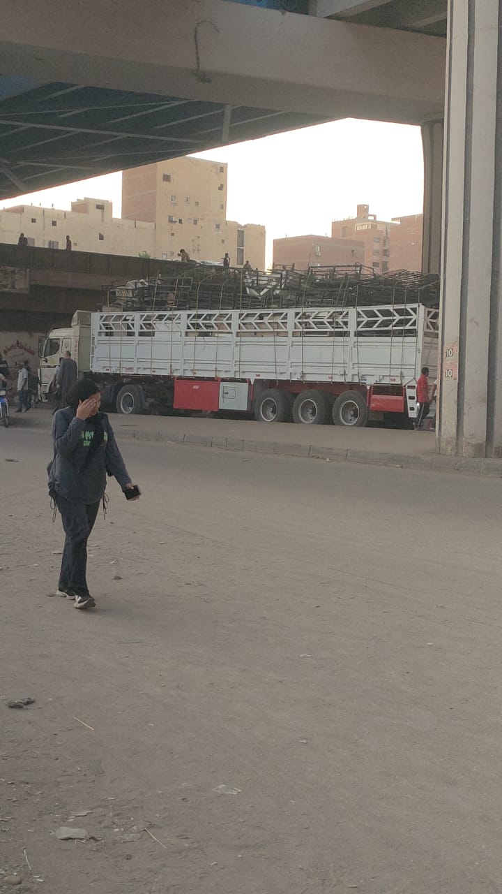 سيارة تريلا محملة بحمولة زائدة تسبب في شلل مرورى أسفل دائري البراجيل