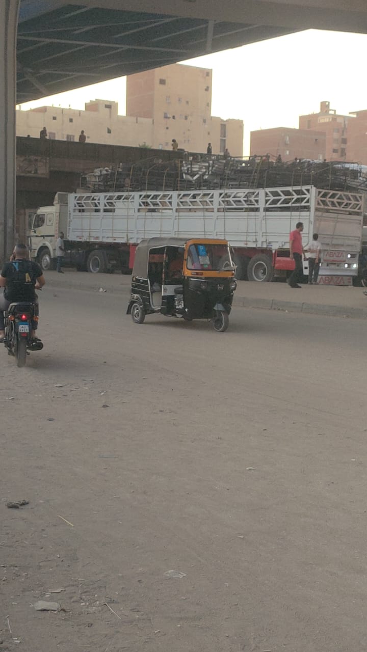 سيارة تريلا محملة بحمولة زائدة تسبب في شلل مرورى أسفل دائري البراجيل