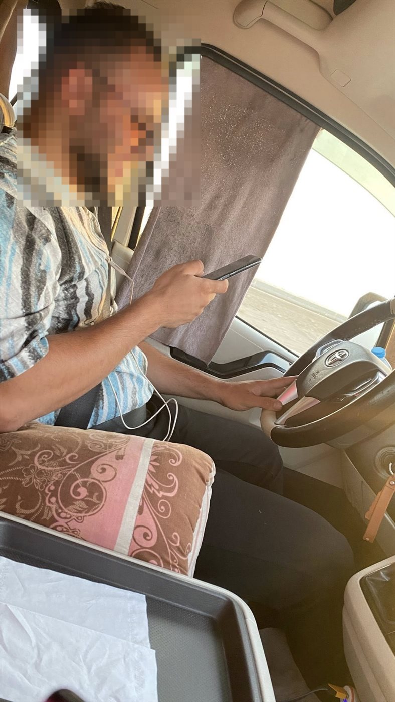 سائق جو باص خلال الرحلة