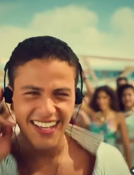 عمرو دياب يقدم إعلان بيبسي الجديد لصيف 2025 رفقة نجله عبد الله