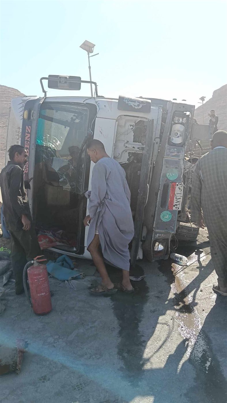 انقلاب سيارة نقل محملة بالأسمنت