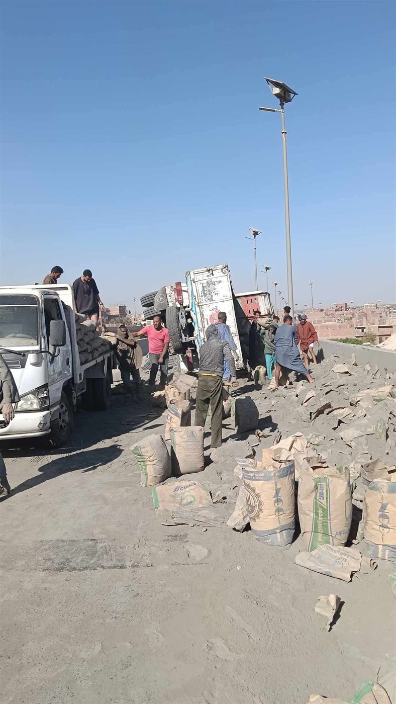 انقلاب سيارة نقل محملة بالأسمنت