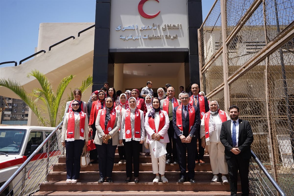 الهلال الأحمر يستقبل وفد جامعة عين شمس لتعزيز آليات التعاون بين الجانبين | صور