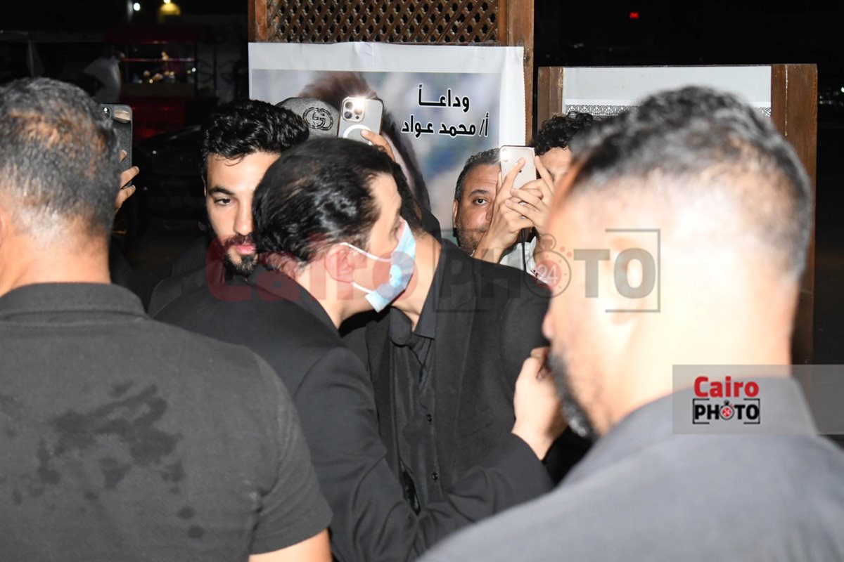 بكاء وتأثر حلمي عبد الباقي أثناء تقيبل صورة المطرب الشعبي محمد عواد في العزاء