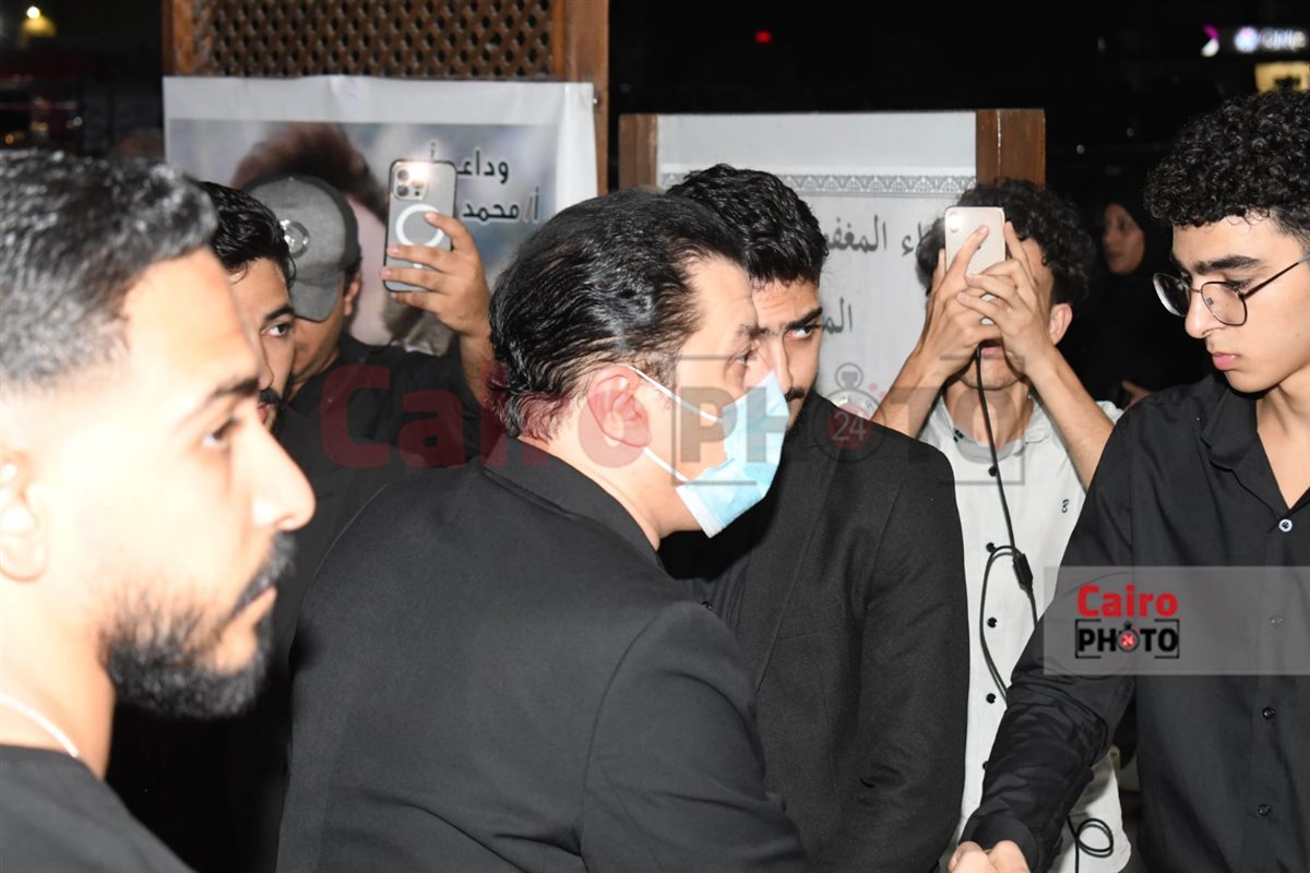 مصطفى كامل يقدم واجب العزاء