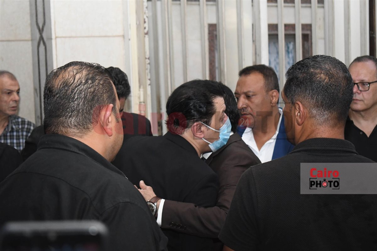 بكاء وتأثر حلمي عبد الباقي أثناء تقيبل صورة المطرب الشعبي محمد عواد في العزاء