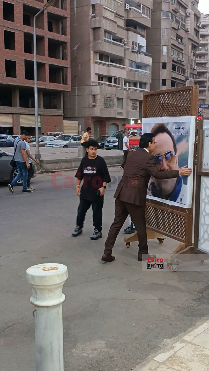 بكاء وتأثر حلمي عبد الباقي أثناء تقيبل صورة المطرب الشعبي محمد عواد في العزاء