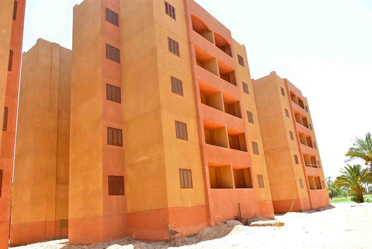 محافظ الأقصر يتفقد عمارات اسكان الزينية